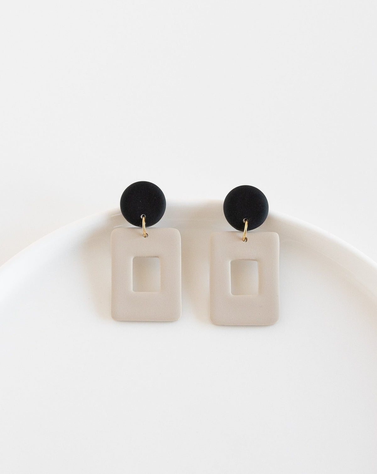 Muna earrings in Beige color, front view