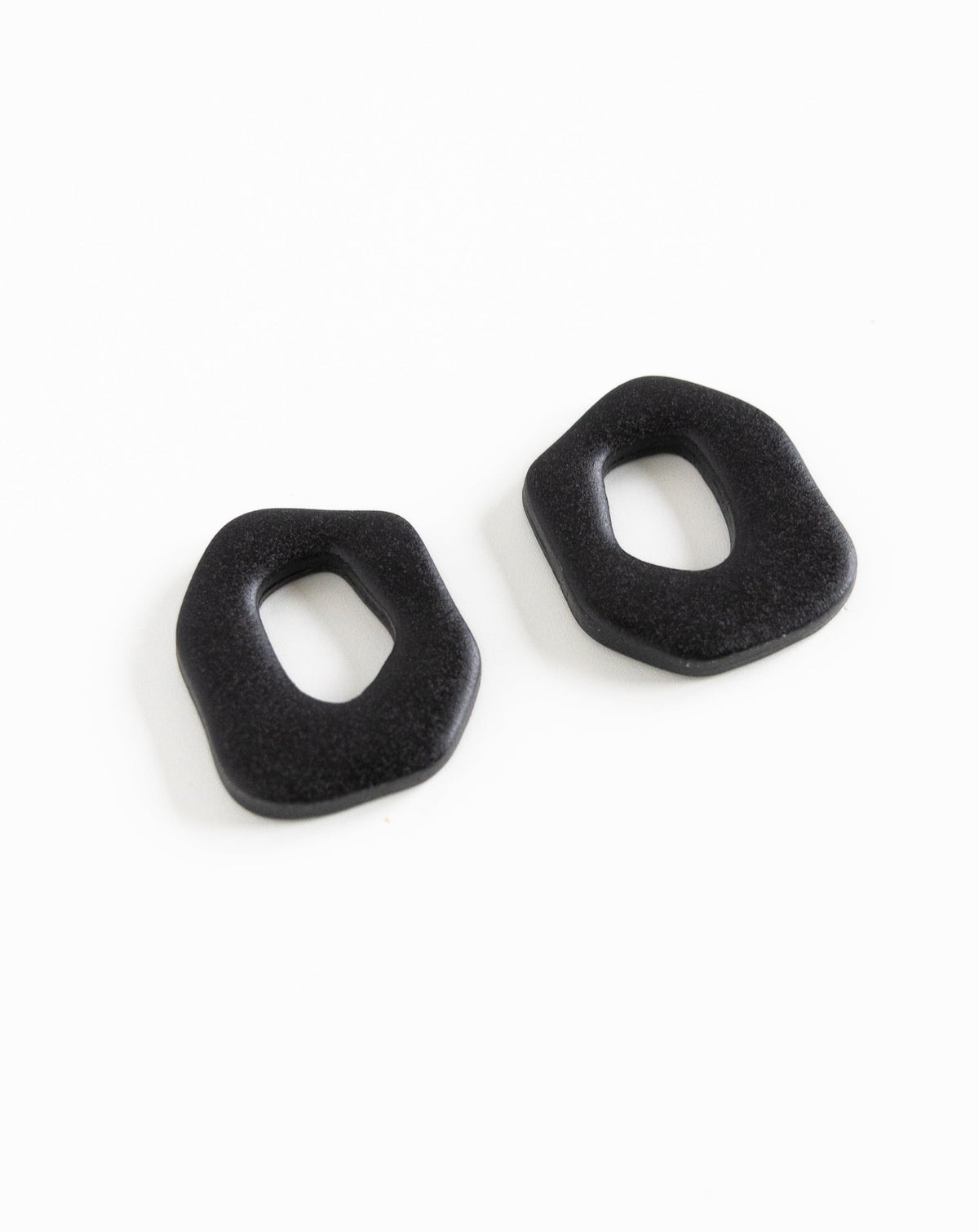 Angled view of Darien Beads in Black color