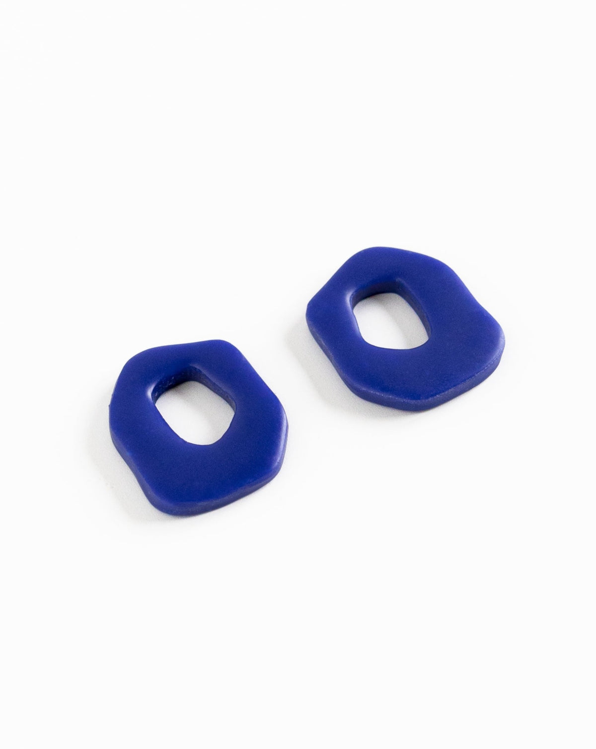 Darien Beads in Hue Blue color, side view