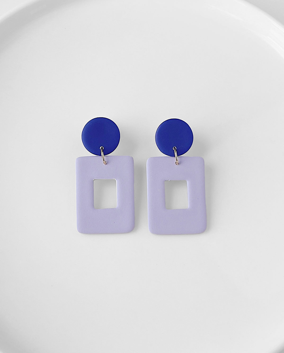 Muna earrings in Lilac color, Front view.