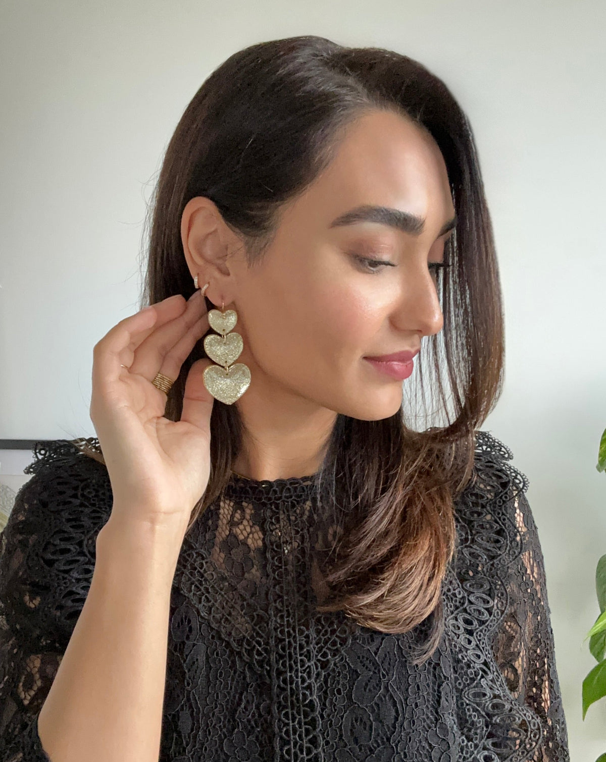 Leyli earrings in color gold, on model.