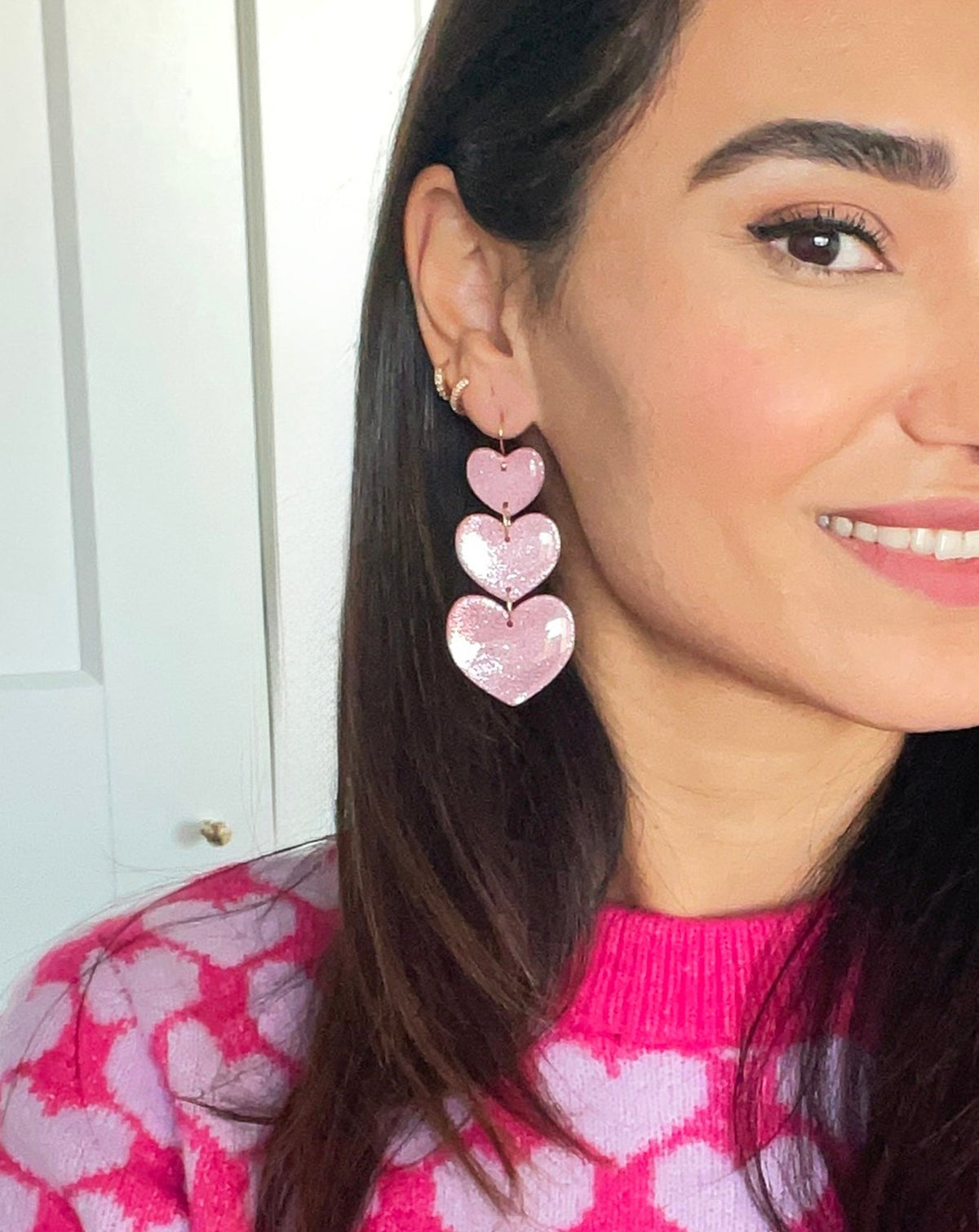 Leyli earrings in color pink, on model.