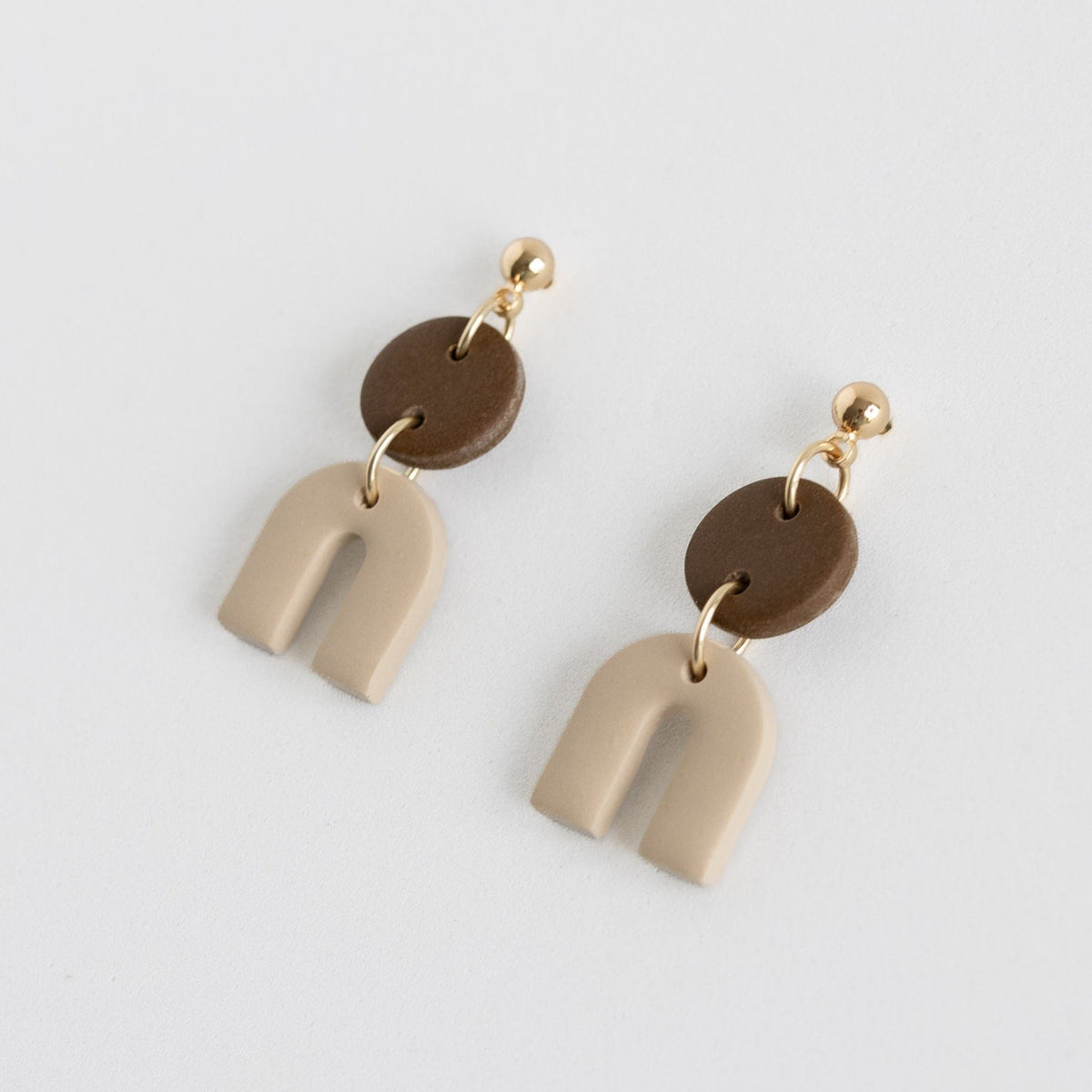 Tiny_Arch-Earrings-Beige-Gold-side-angle