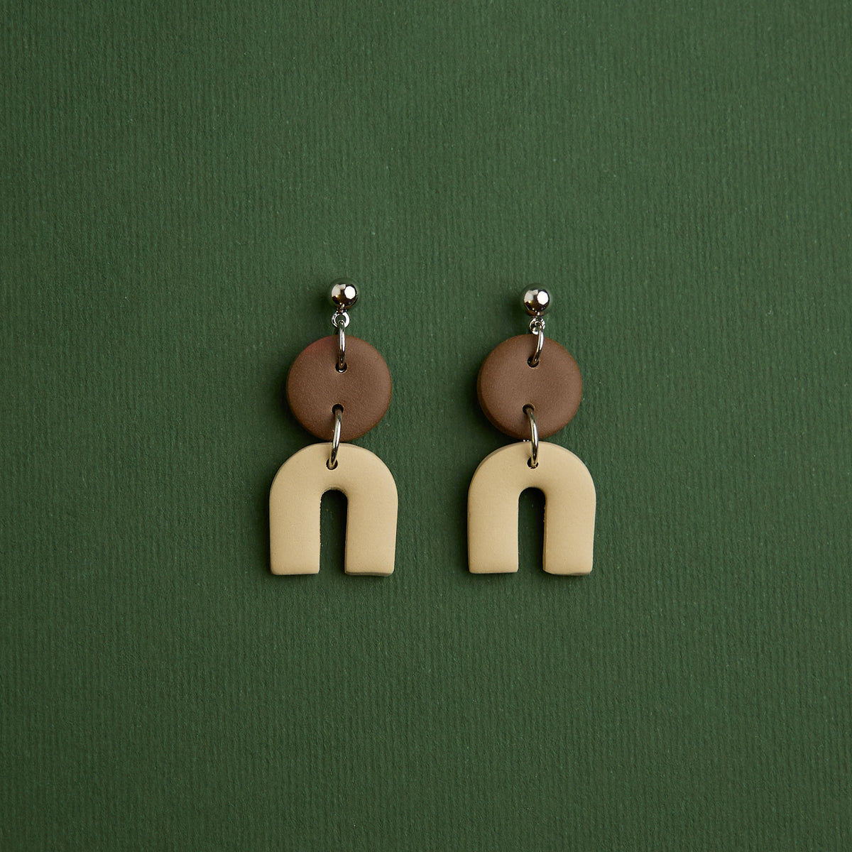 Tiny_Arch-Earrings-Beige-silver