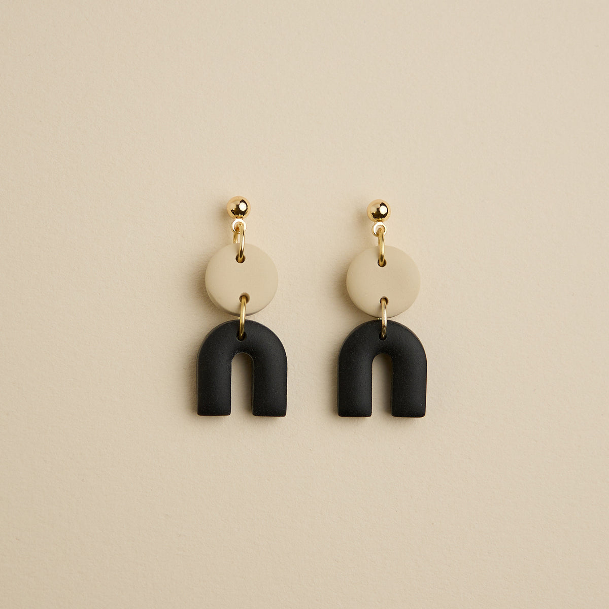 Tiny_Arch-Earrings-black-gold