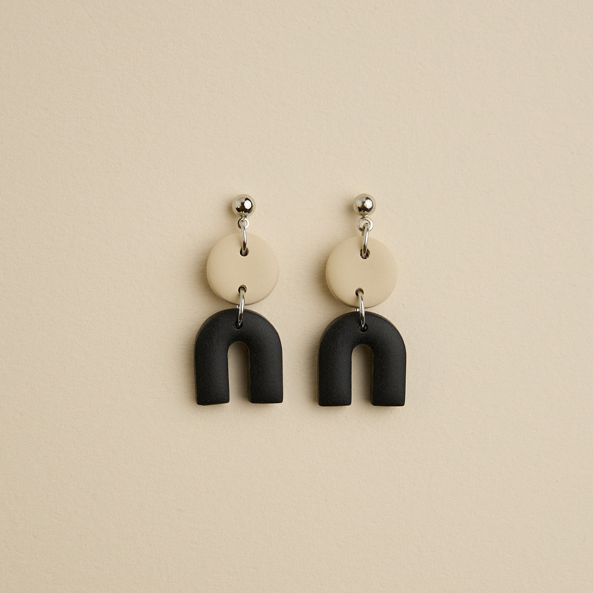 Tiny_Arch-Earrings-black-silver