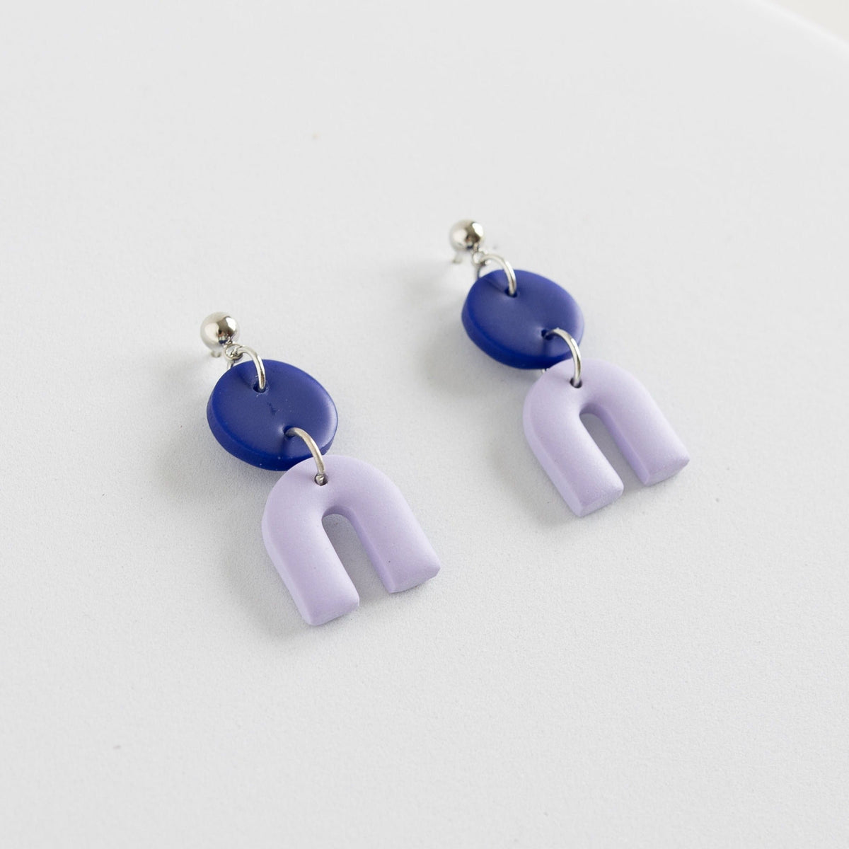 Tiny_Arch-Earrings-lilac-silver-side-angle