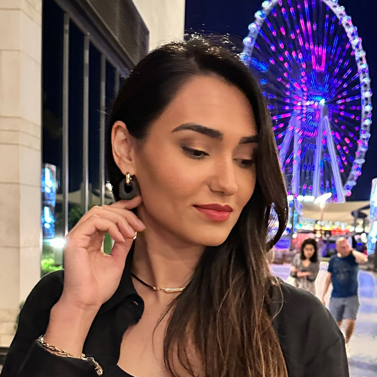 Darien earrings in Black color with gold hoops, on model