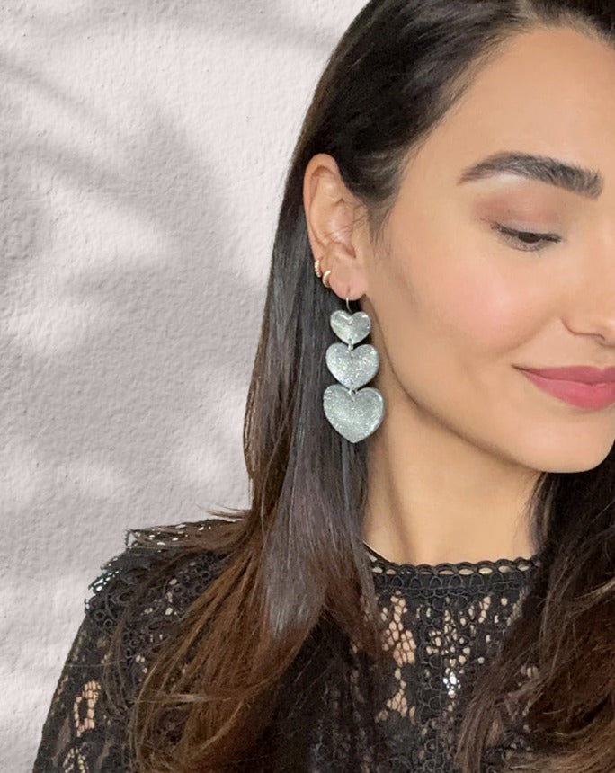 Leyli earrings on model,in color silver, side .view