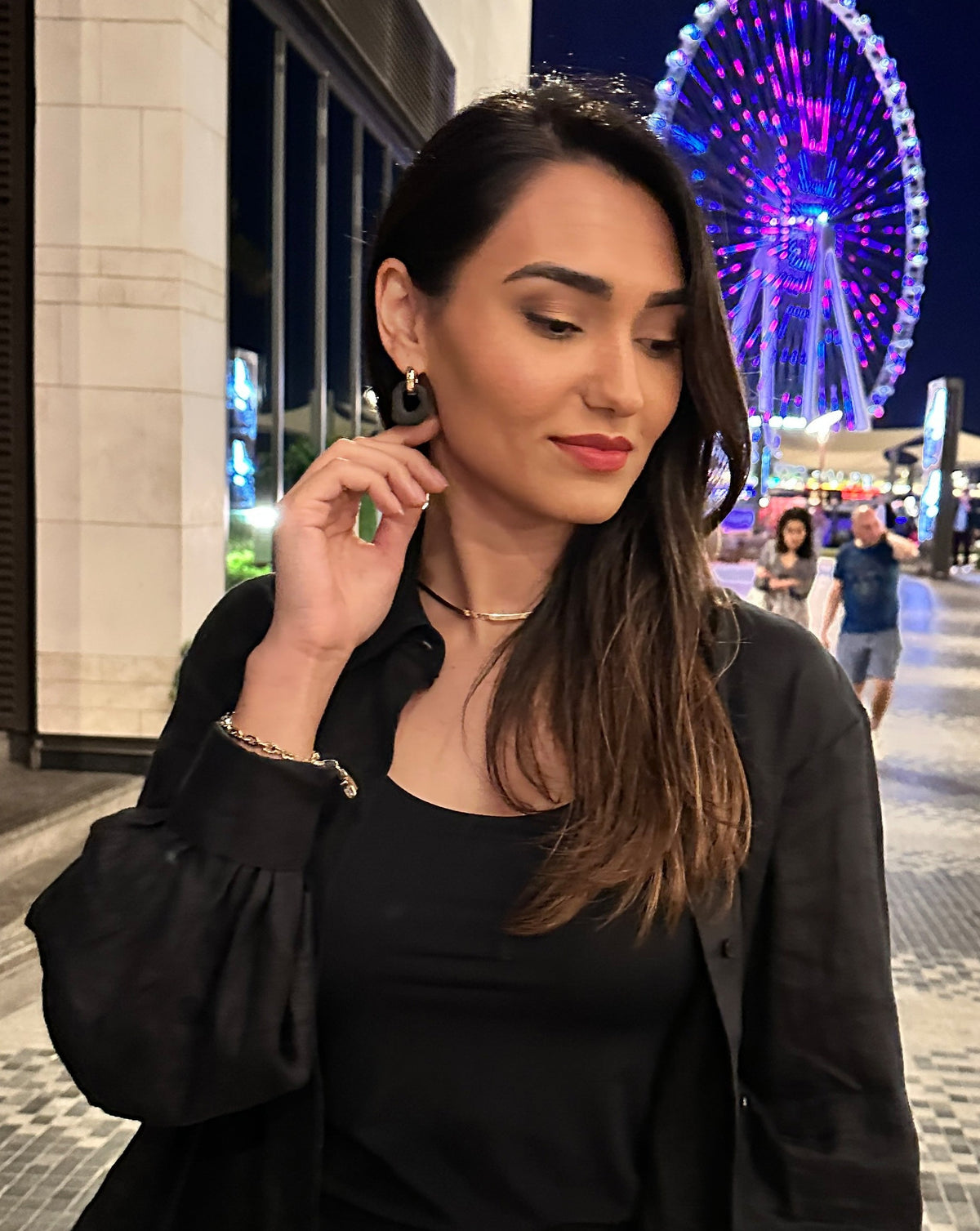 Darien earrings in Black color with gold hoops, on model